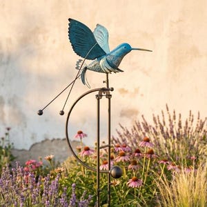 Blauer Metall-Kolibri-Rocker-Stake, Schaukelgarten-Kunst mit kinetischen Flügeln (rustikales Außendekor)