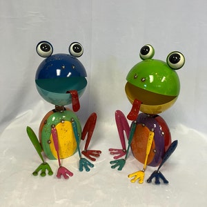 Kleurrijke metalen kikker tuindecor standbeeld binnen huis accent, buiten terras en gazon tuin kunst