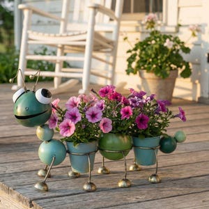 Caterpillar Planter: Grön metallskulptur - Utomhusträdgårdskonst