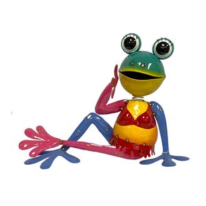 Bikini met standbeeld van kikkertuin loungen in de zon