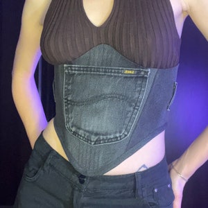 Corset en denim recyclé, corset en denim rare, ceinture corset, corset sous la poitrine, corset noir, vêtements des années 1990, corset avec poche, corset unique,