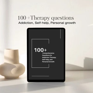 以下が含まれることがあります： 依存症の治療、自助、そして自己成長のための100以上の包括的な質問が書かれた黒と白のグラフィックが表示されているタブレット。