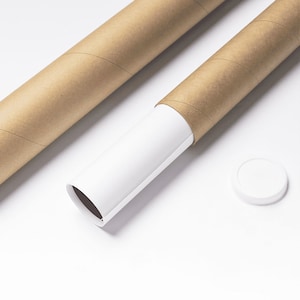 K&ouml;nnte beinhalten: Eine braune Pappr&ouml;hre mit einer wei&szlig;en Papierrolle im Inneren. Die R&ouml;hre ist teilweise abgerollt, wodurch das wei&szlig;e Papier sichtbar wird. Eine wei&szlig;e Plastikendkappe ist ebenfalls sichtbar.