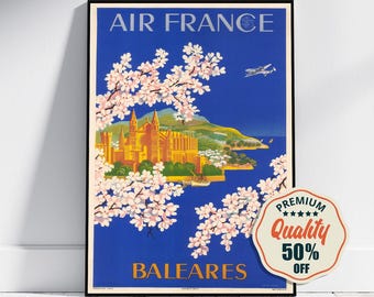 Może przedstawiać: Winietkowy plakat podróżny Air France przedstawiający błękitne niebo z białymi chmurami, żółty budynek z czerwonym dachem i mały samolot przelatujący nad nim. Tekst "Air France" i "Baleares" jest nadrukowany na plakacie czarnym kolorem.