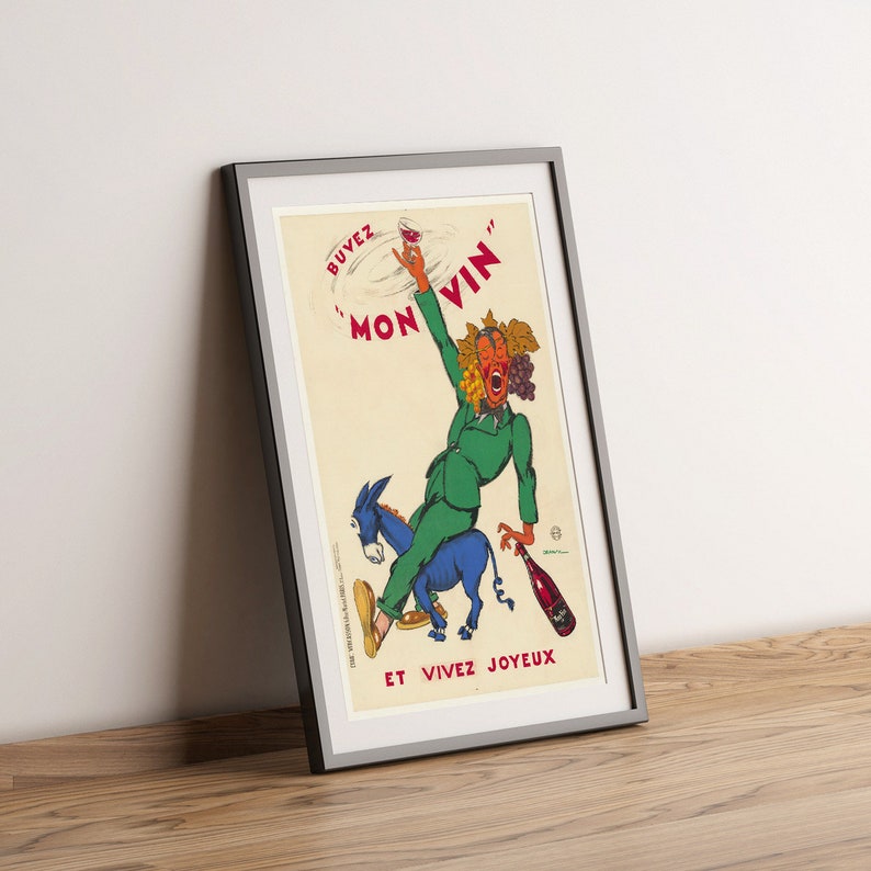 K&ouml;nnte beinhalten: Ein Vintage-franz&ouml;sisches Plakat, das Wein bewirbt. Das Plakat zeigt einen Cartoon-Mann, der auf einem Esel reitet, ein Glas Wein und eine Weinflasche h&auml;lt. Der Text auf dem Plakat lautet "Buvez Mon Vin" und "Et Vivez Joyeux".