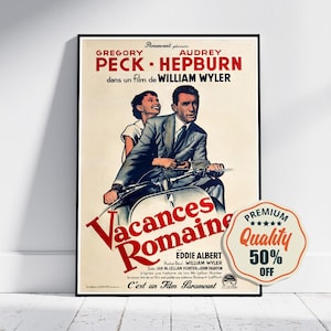 以下が含まれることがあります： グレゴリー・ペックとオードリー・ヘップバーン主演の映画「ローマの休日」のヴィンテージ映画ポスター。ポスターには、スクーターに乗る俳優たちの白黒写真が掲載されています。ポスターのテキストはフランス語と英語です。