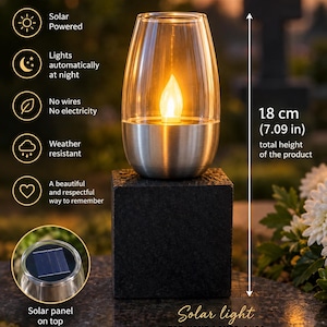 Peut inclure: Une lampe solaire commémorative avec un dessus en verre transparent, une base métallique et un socle carré en pierre noire. Le produit mesure 18 cm de haut et possède un panneau solaire sur le dessus. Le texte inclut Solar Powered, Lights automatically at night, No wires, No electricity, Weather resistant, A beautiful and respectful way to remember, Solar panel on top, et Solar light FOR YOUR LOVED ONES.