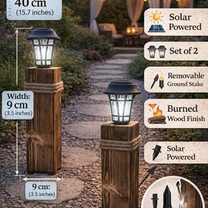 Puede incluir: Luces solares rústicas para caminos de jardín con acabado de madera quemada. Cada luz mide 40 cm de alto y 9 cm de ancho, y cuenta con una estaca de tierra extraíble. Las luces funcionan con energía solar y se venden en un juego de dos.