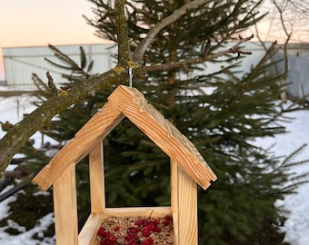 Comedero para pájaros de madera hecho a mano