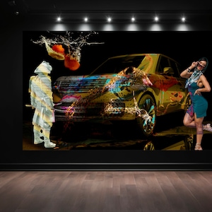 Puede incluir: Una impresión de arte digital que presenta un coche dorado con salpicaduras de pintura coloridas, una figura de samurai y una mujer con un vestido azul. La obra de arte está enmarcada y se muestra en una pared negra.