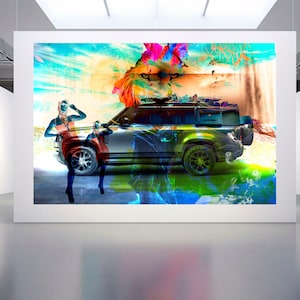 Puede incluir: Un SUV negro con una baca en el techo conduce a través de un paisaje abstracto y colorido. El paisaje presenta una cabeza de león, una cara de mujer y una variedad de colores y texturas.