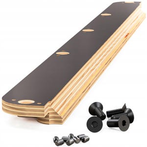 Puede incluir: Una pieza larga y rectangular de madera contrachapada con una superficie superior negra lisa y bordes de madera clara expuestos. El tablero presenta varios recortes circulares a lo largo. Incluye cuatro pernos negros grandes y seis tornillos pequeños.