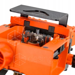 Könnte beinhalten: Ein leuchtend orangefarbener Elektrowerkzeugaufsatz mit einem zentralen Metallbohrer mit mehreren Schneidkanten. Das Gerät verfügt über einen schwarzen oberen Griff und interne mechanische Komponenten, wobei das Wort desingsy im Hintergrund sichtbar ist.