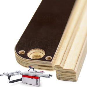 Könnte beinhalten: Ein helles Sperrholzbauteil mit einer dunkelbraunen Laminatoberfläche und drei vorgebohrten kreisförmigen Löchern. Darunter ist eine Hammer K3 Formatkreissäge mit grau-rotem Metallgehäuse, Sägeblattschutz und Anschlag abgebildet.