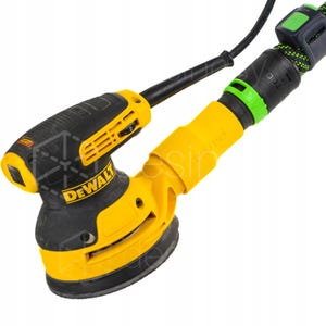 Könnte beinhalten: Ein gelb-schwarzer DeWalt Exzenterschleifer mit einem runden Schleifteller, einem Geschwindigkeitsregler und einem schwarzen Stromkabel, das an einen grün-schwarzen Staubsaugerschlauch mit Verriegelungsmechanismus und einer strukturierten Gewebehülle angeschlossen ist.