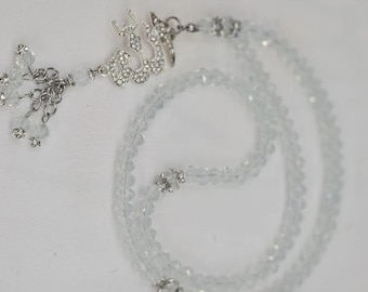 Islamitische tasbih met kristallen kralen en Allah-bedel: moslimgebedkralen