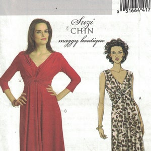 以下が含まれることがあります： Butterickの縫製パターン、B5079。2つのドレスのデザインが特徴です。1つは長袖の赤いドレス、もう1つはヒョウ柄です。パターンには「Suzi Chin maggy boutique」のテキストが含まれています。