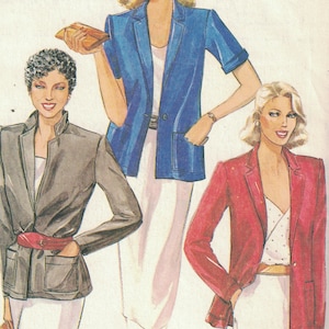 Può includere: Busta del modello di cucito McCall's con illustrazioni di blazer grigi, blu e rossi. La busta include il testo "McCall's" e il numero del modello 6943. La circonferenza del busto è di 80 cm.