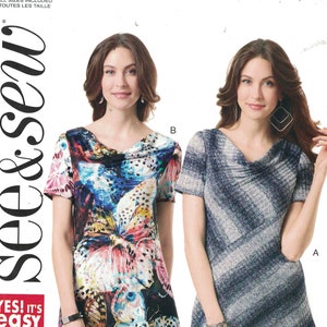 Pode incluir: Padrão de costura para uma blusa feminina com gola de cachecol e bainha assimétrica. O padrão inclui dois estilos diferentes, um com estampa floral e o outro com estampa de listras diagonais. O padrão é da marca See & Sew e é rotulado como "YES! It's easy".