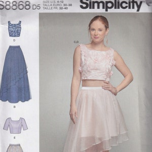 Op de afbeelding: Simplicity naaipatroon nummer S8868 D5 voor maten US 4-12, Euro 30-38 en Frans 32-40. Het patroon bevat instructies voor het maken van een crop top en een high-low rok.