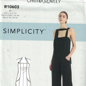 Può includere: Un cartamodello di cucito in bianco e nero per una tuta con un top halter e gambe larghe. Il cartamodello è per le taglie 30-38 ed è di Simplicity.
