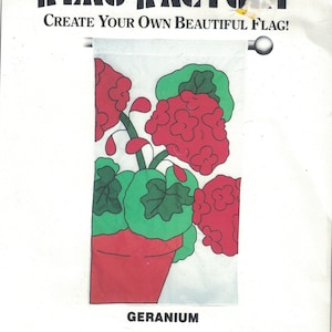 Könnte beinhalten: Ein Nähmuster für eine Geranienflagge. Das Muster ist für Flaggen konzipiert, die mit 71 cm x 124 cm fertiggestellt werden. Das Muster enthält Anweisungen zum Nähen der Flagge. Das Muster stammt von The Flag Factory, einer Abteilung von Mutual Industries.