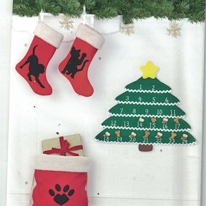 Può includere: Modello Simplicity R10356 con creazioni natalizie in feltro. Include calze rosse con silhouette di gatti, un calendario dell'Avvento a forma di albero verde e un sacchetto regalo rosso con un'impronta di zampa. Taglia unica.