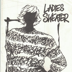 Puede incluir: Ilustración en blanco y negro de un diseño de suéter. El suéter presenta un estampado floral y las palabras "LADIES SWEATER" están en la parte superior. El logotipo de Knitwit está en la parte inferior.
