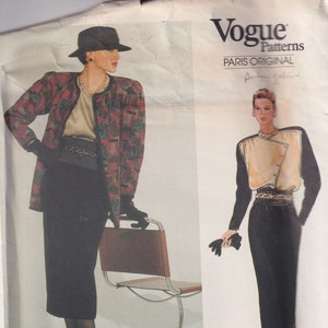 Könnte beinhalten: Vogue Patterns Paris Original Schnittmuster für einen schwarzen Rock und eine schwarze Jacke von Emanuel Ungaro. Die Schnittmuster-Nummer lautet 1468.