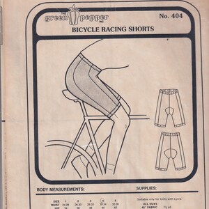 Könnte beinhalten: Ein Schnittmuster für Fahrrad-Rennradhosen, mit einer Strichzeichnung einer Person, die die Hose auf einem Fahrrad trägt. Das Schnittmuster enthält Körpermaße für die Größen 1-5 sowie die benötigten Materialien für das Projekt. Das Schnittmuster stammt von The Green Pepper, Inc. und ist mit der Nummer 404 versehen.