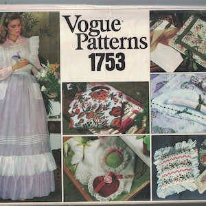 Może przedstawiać: Wzór szycia Vogue Patterns numer 1753. Wzór zawiera instrukcje do wykonania różnych przedmiotów do dekoracji domu, w tym poduszki, pokrowca na wieszak, torby i serduszko-poduszki na szpilki.