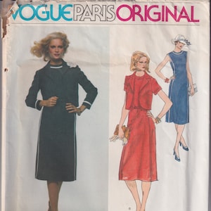 Puede incluir: Un patrón de costura vintage para un vestido con una chaqueta a juego. El patrón es de Vogue Paris Original y es para la talla 1626. El patrón muestra tres estilos diferentes del vestido, uno en negro, uno en rojo y uno en azul.