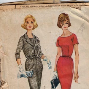 Könnte beinhalten: Ein Vintage-Schnittmuster von McCall's für ein Kleid und eine Jacke. Das Schnittmuster ist für Größe 12, Brustumfang 84 cm, und ist auf vergilbtem Papier mit einer Schwarzweißillustration von zwei Frauen gedruckt, die die Kleidungsstücke tragen. Der Text auf dem Schnittmuster lautet "McCall's Printed Pattern 5507 Misses' Dress and Jacket Size 12 Bust 33 75¢ In Canada 85¢"