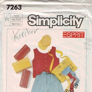 Könnte beinhalten: Simplicity Schnittmuster 7263 für ein Kinderoutfit. Das Schnittmuster beinhaltet eine rote Weste, blaue Shorts, einen gelben Gürtel und eine blau-weiß gestreifte Mütze. Das Schnittmuster ist mit "Paid Not Returnable Gem Fabric Center" gekennzeichnet.