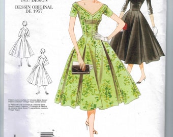 Op de afbeelding: Vintage Vogue naaipatroon uit 1957 met twee jurk ontwerpen. Eén is een groene jurk met bloemenprint en V-hals, de andere een zwarte jurk met V-hals en elleboogmouwen. Het patroon is gelabeld V2903 en bevat Franse tekst.