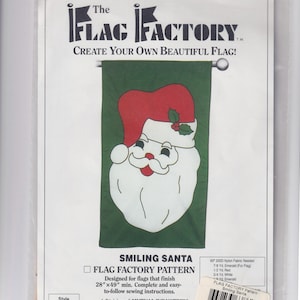 Könnte beinhalten: Nähmuster Smiling Santa Flag Factory. Das Muster ist für Flaggen konzipiert, die 71 cm x 124 cm groß sind. Das Muster enthält einfache und leicht verständliche Nähanweisungen. Das Muster ist eine Abteilung von Mutual Industries. Das Muster ist für eine Flagge mit einem lächelnden Weihnachtsmann auf grünem Hintergrund. Das Muster benötigt 0,7 m smaragdgrünen Stoff, 0,5 m roten Stoff und 0,7 m weißen Stoff.