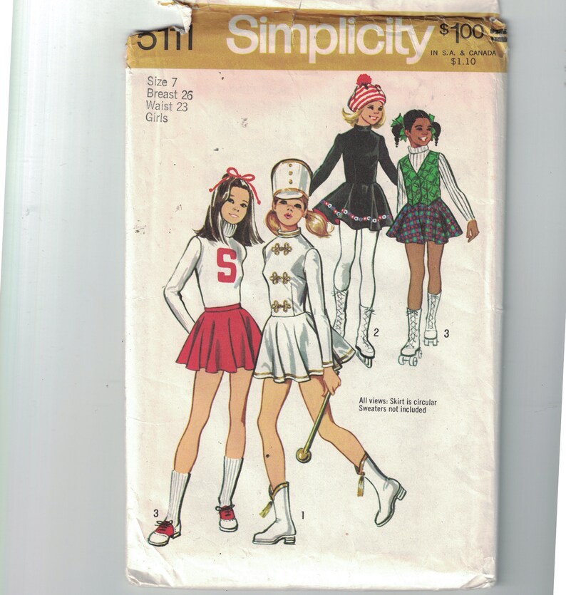 Puede incluir: Un patr&oacute;n de costura vintage Simplicity para disfraces de ni&ntilde;as. El patr&oacute;n incluye tres looks diferentes: un atuendo de animadora con una falda roja y un su&eacute;ter blanco, un uniforme de banda de marcha con una falda blanca y ribetes dorados, y un vestido negro con un cuello blanco. El patr&oacute;n es para las tallas 7, con un busto de 66 cm y una cintura de 58 cm.