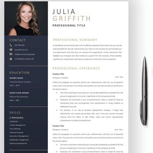 Op de afbeelding: Een cv-sjabloon met een foto van een vrouw, contactgegevens, onderwijs, vaardigheden en professionele ervaring. Een pen ligt aan de rechterkant van de pagina. Het cv is ontworpen met een marineblauwe en witte kleurstelling.