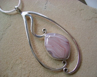 Pendentif unique en agate rose Botswana