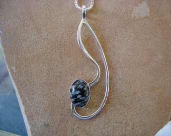 Pendentif en obsidienne floconne de neige et en argent sterling forgé