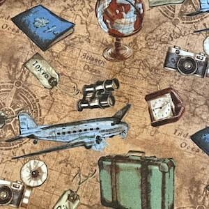 Könnte beinhalten: Ein Stoffdruck mit einem alten Kartenhintergrund, der Illustrationen eines Globus, eines blauen Reisepasses, eines grünen Koffers, eines silbernen Flugzeugs, eines Fernglases, Kameras, einer Uhr und Gepäckanhängern mit Tokyo, Paris und New York City zeigt.