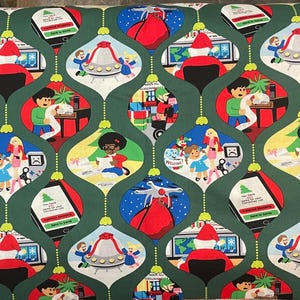 Op de afbeelding: Een groene stof met een herhaald patroon van kerstbalvormen. Elk ornament bevat een andere vakantiescène, waaronder de kerstman, kinderen en een UFO. De ornamenten zijn verbonden door een stippellijn.