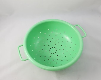 Vintage So Pretty Green Plastic Colander early plastic 1950s green recycle reuse