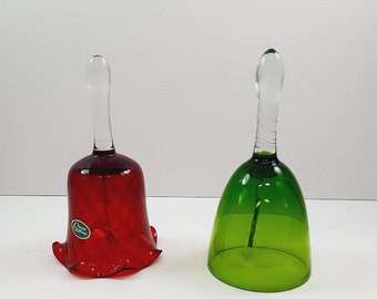 Könnte beinhalten: Zwei gläserne Glocken, eine rote und eine grüne. Die Glocken sind aus strukturiertem Glas und haben einen klaren Glasgriff.