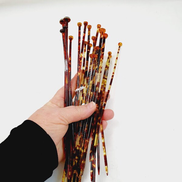 twelve Pairs Vintage Retro Plastic Tortoise Shell Pairs of knitting needles set of 12