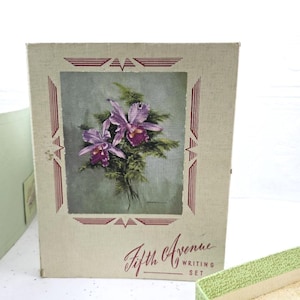1940er Jahre Ephemera Shabby Karton Akten Fifth Avenue Antique Vintage Boxes wie gefunden Orchideen und Lavendel parfümiert stationär