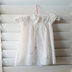 Jaren &#39;60 Mooie Crêpe Rosebud Kinderpopjurk Doopjurk Jurk Vintage Katoenen inzetkant