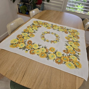 So 1970&#39;s Vintage Original Retro Floral Tablecloth Sunflower Supper Cloth great condition