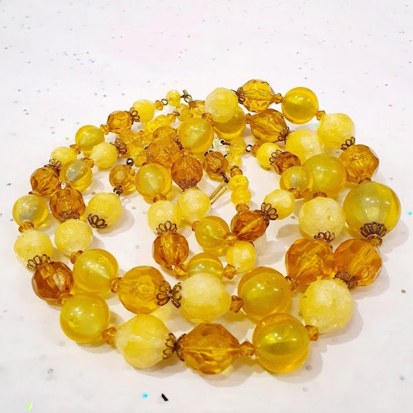 Collier Vintage Années 1950 - Plastique Facetté Ambre Jaune - Longueur 16" - Occasion