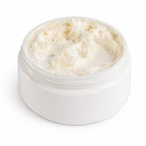 Könnte beinhalten: Ein weißes, offenes Glas, gefüllt mit einer cremigen, cremefarbenen Substanz. Das Produkt hat eine dicke, geschlagene Textur, und das Glas besteht aus glattem, undurchsichtigem Kunststoff. Der Behälter ist rund mit einem transparenten Deckel.